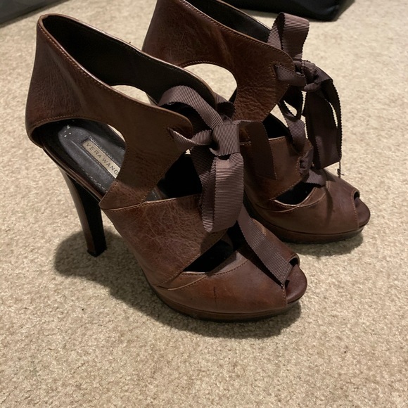 Gorgeous Vera Wang Platform Pumps Lace Up Ribbon - Picture 5 of 7